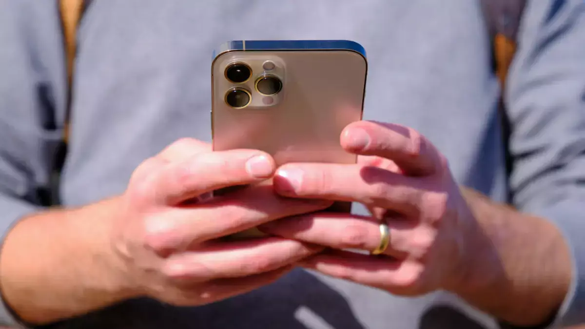 Казахстанцы нашли способ сэкономить сотни тысяч на iPhone - новости на Lada.kz 02.11.2025