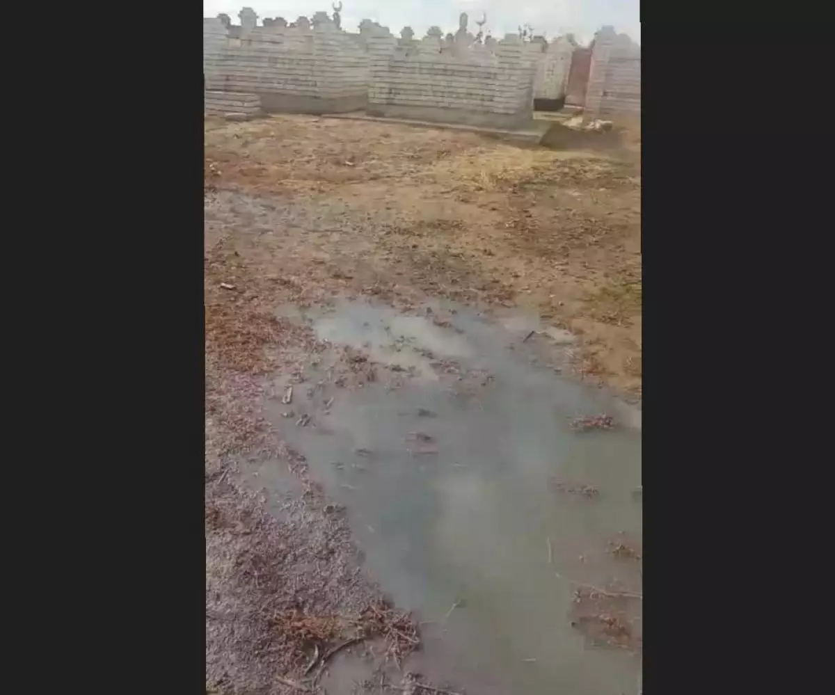 В Атырау рядом с кладбищем выливают септик