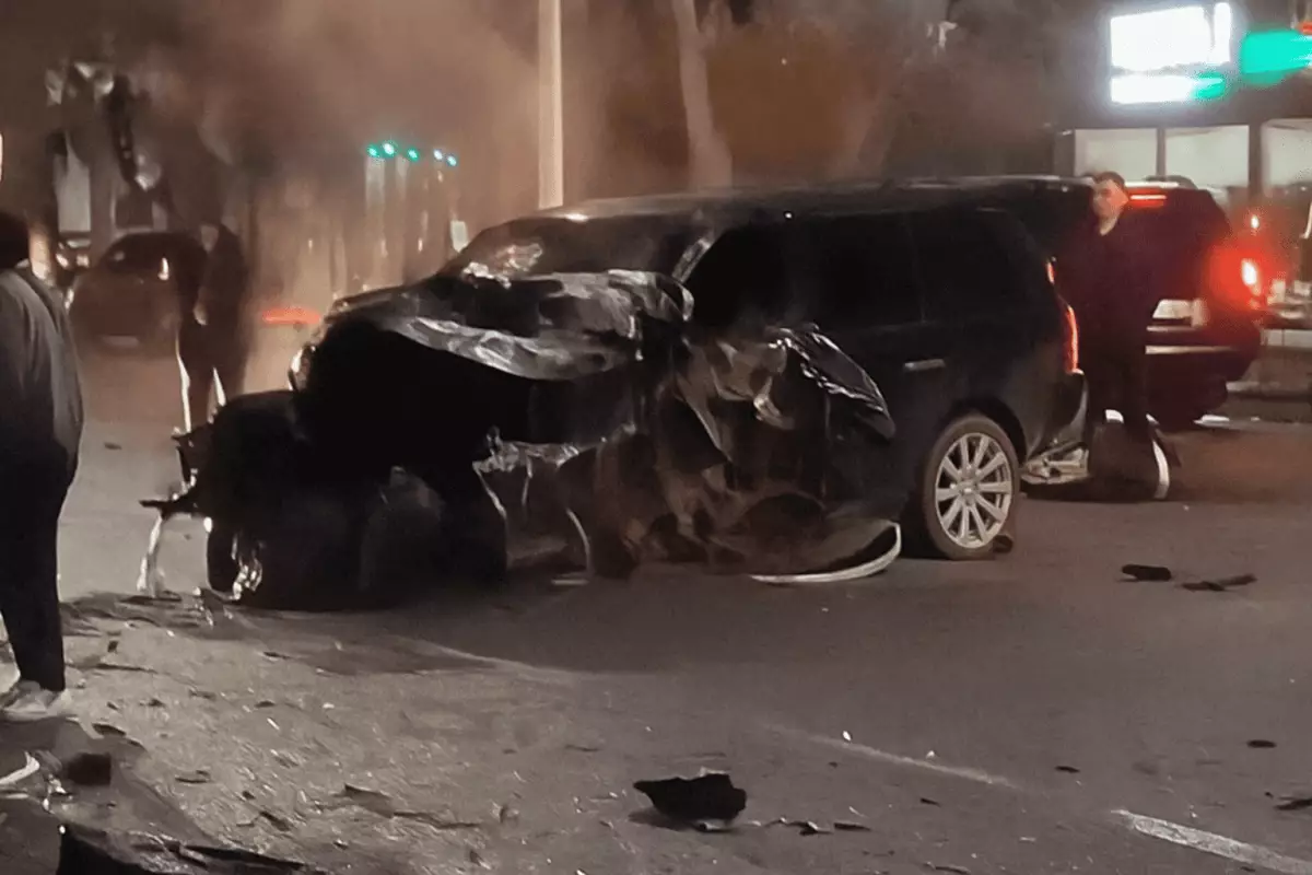 Қарағандыда көлік бағдаршамға соғылып, жүргізуші мерт болды