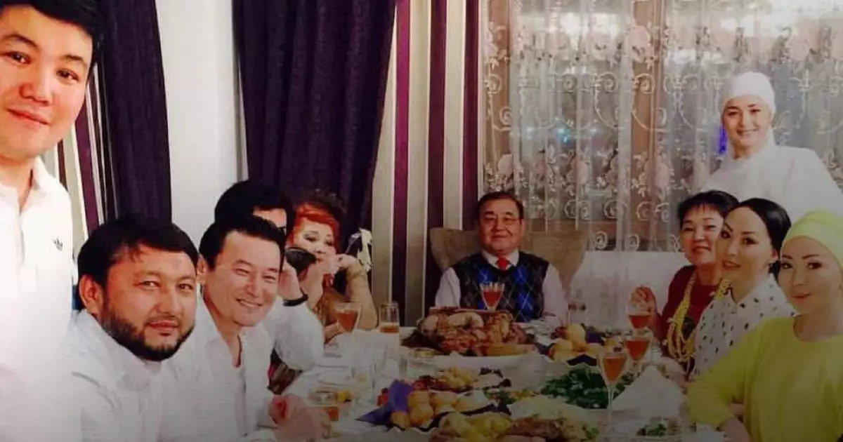  «Қолынан талай шай іштік»: Мұхамеджан Тазабек Қабатовтың экс-әйеліне арнап жазба жариялады 