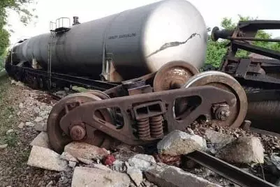 В Шри-Ланке сошёл с рельсов поезд с топливом