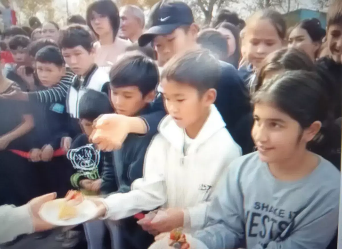 Бесплатная раздача еды закончилась давкой в Алатау: толпа сметала всё на своём пути (видео) - новости на Lada.kz 02.11.2025
