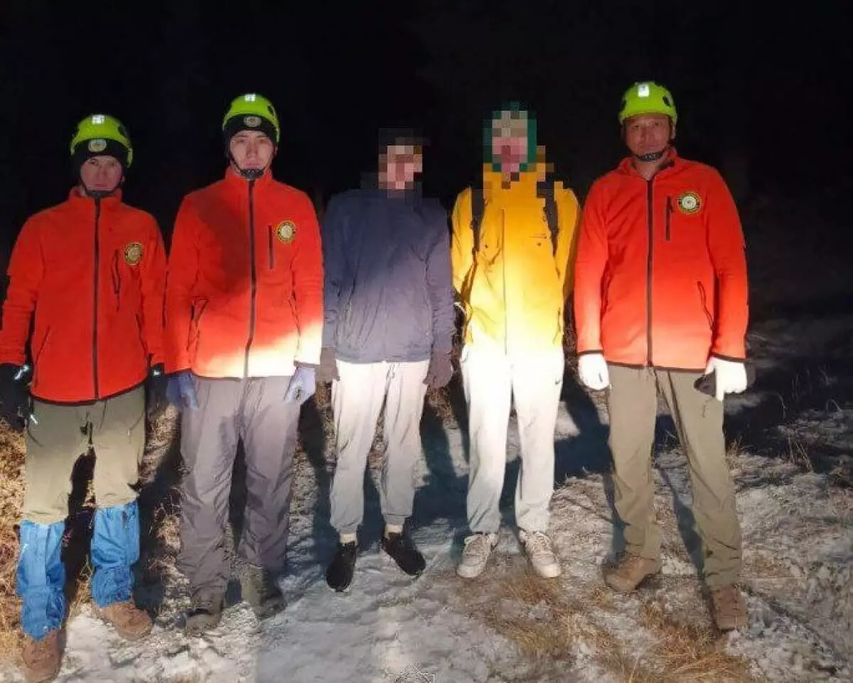 Подростки застряли у водопада в горах близ Алматы