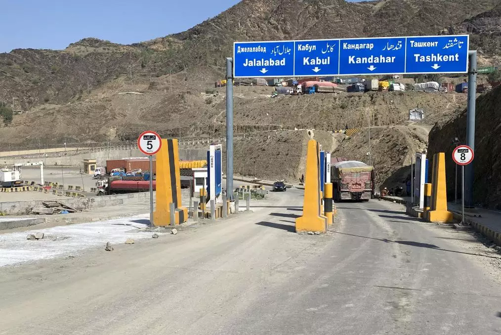 Пакистан открыл КПП "Торкхам": афганские беженцы массово возвращаются домой
