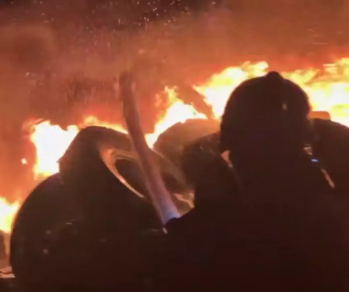 Крупный пожар с  автомобильными шинами тушили в Темиртау