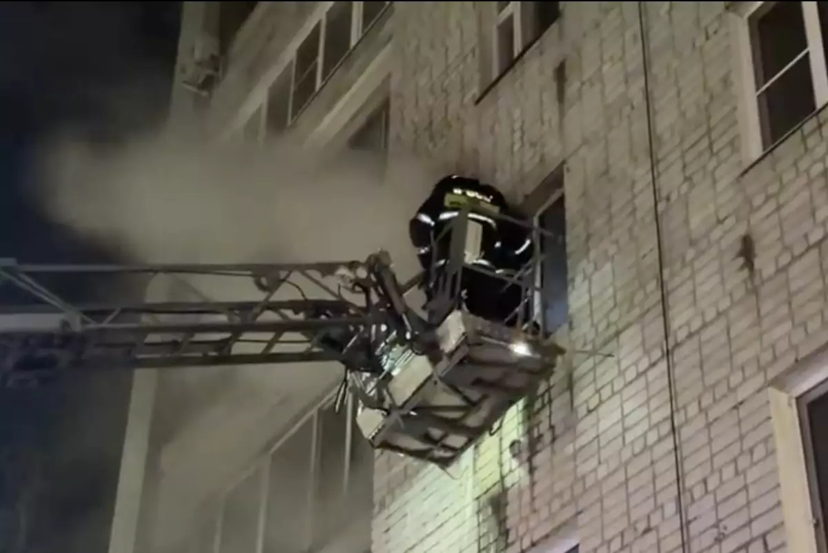 В Усть-Каменогорске спасатели эвакуировали 15 человек при пожаре в многоэтажке