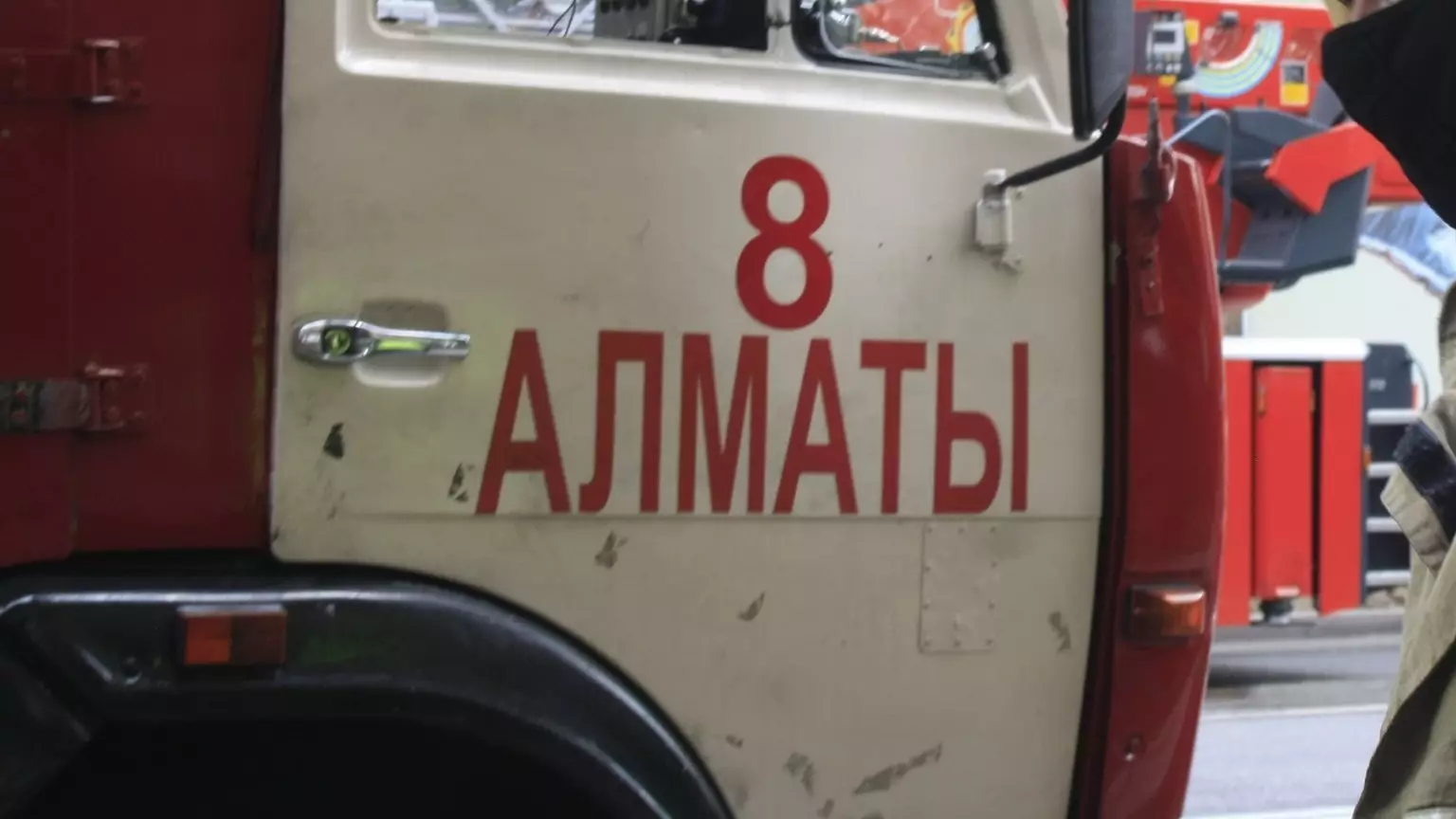 Пожар в магазине тушат в Астане