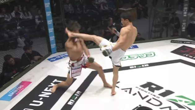 Досрочной победой за минуту закончился бой казахстанца против трёхкратного чемпиона
