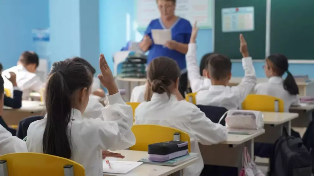 Демалыс бітті, оқушылар мектепке оралды