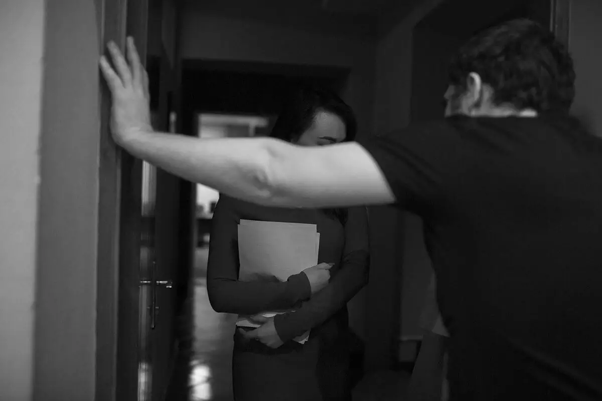 Күш көрсетіп, ақша бопсалайды: Астанада студент қыздар хостел иесі өздеріне зорлық көрсеткенін айтты