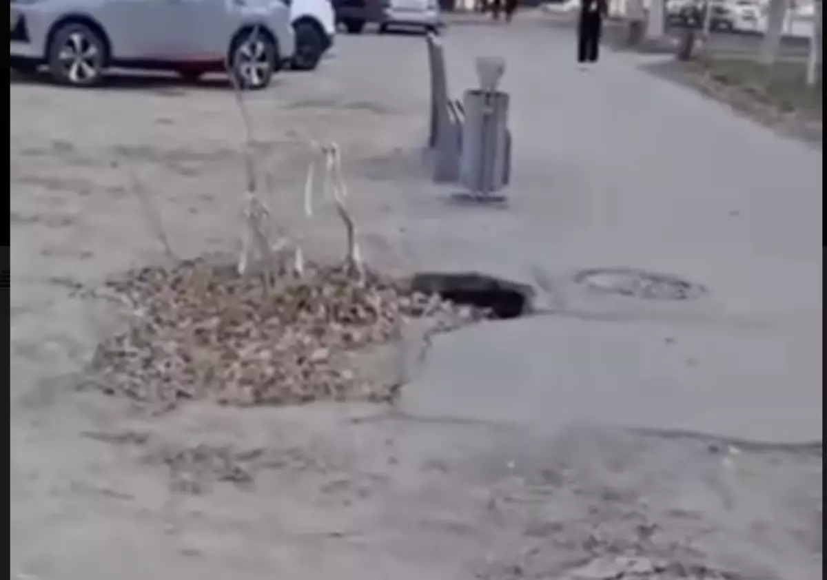 «Мейрамханаға жол бар, мектепке жоқ»: Семейде №30 мектептің ата-аналары шу көтерді: