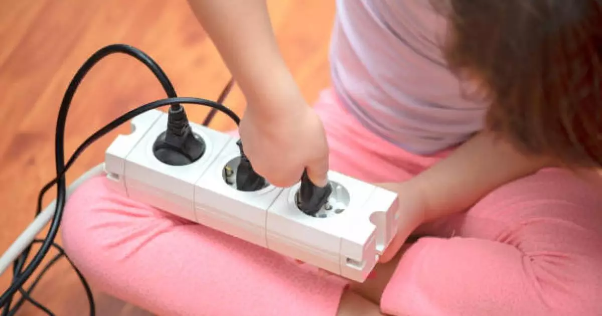  Павлодарда 3 жастағы қыз тоқ өткізгіш сымдарды ұстап, алақандарын күйдіріп алды 