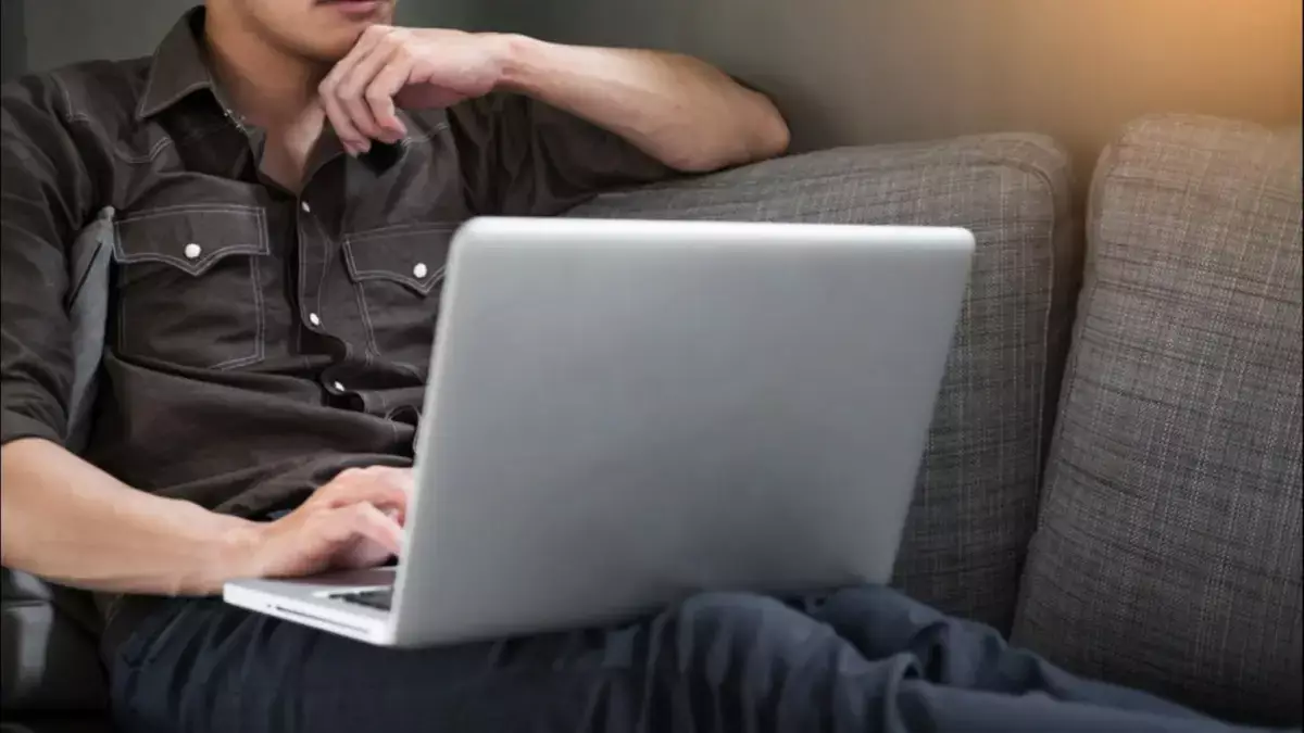 Почему казахстанцам нельзя указывать место своей работы в соцсетях - новости на Lada.kz 03.11.2025