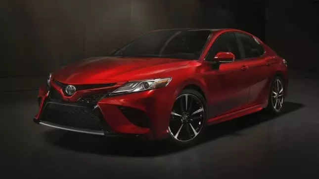 Toyota представила новую Camry: спортивнее, ниже и умнее