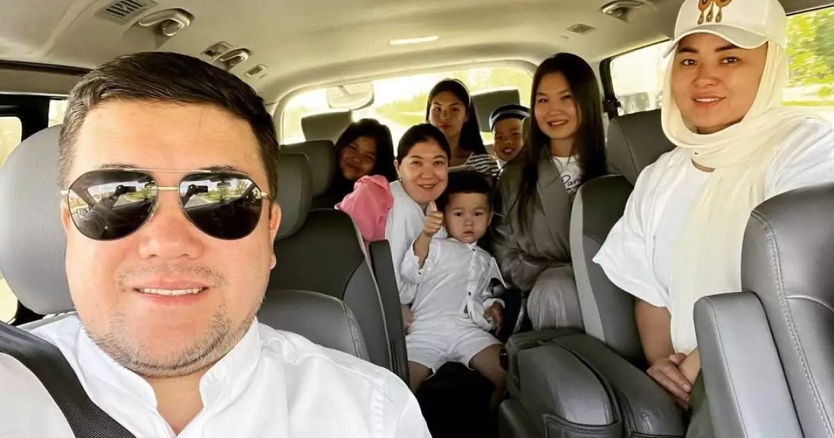  `Мен балаларыммен біргемін, жақсы көремін`: Тұрсынбек Қабатов Мөлдірдің сөзін жоққа шығарды 