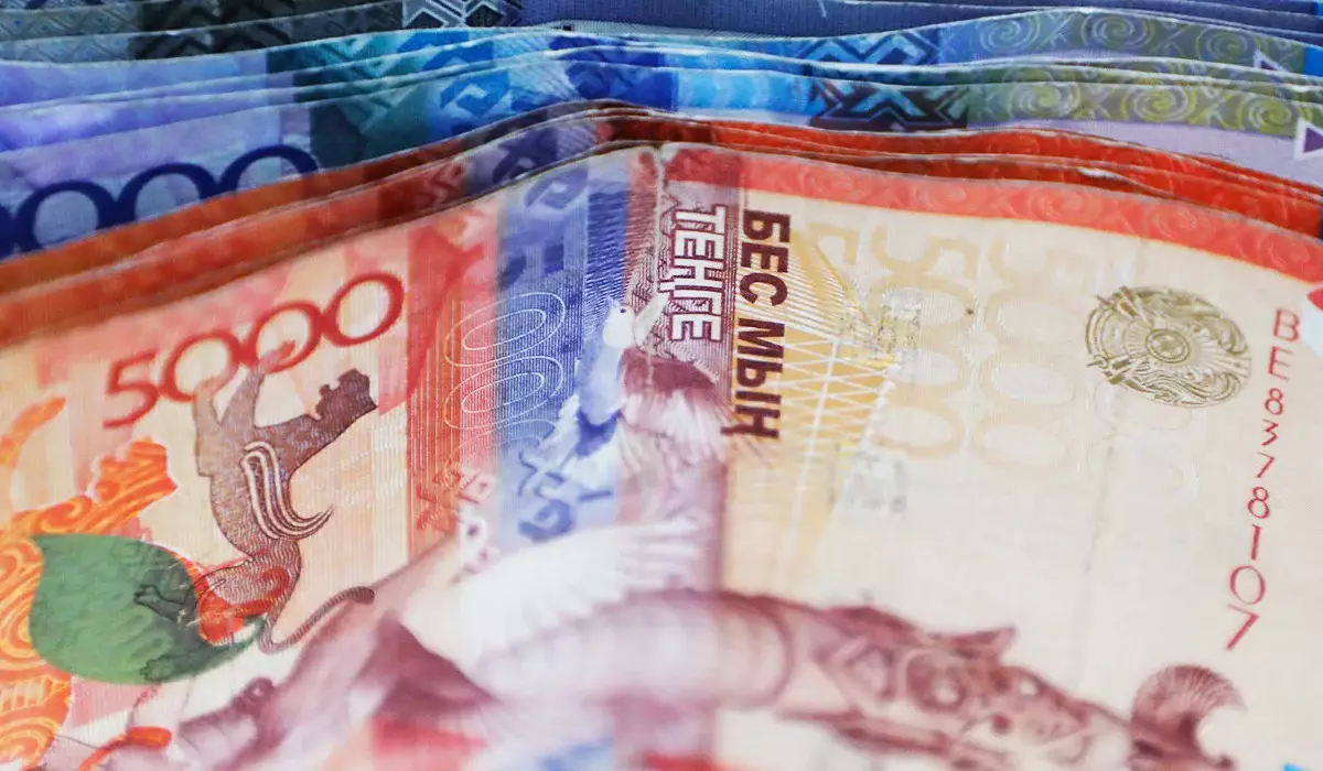 Как самостоятельно отличить подлинные тенге от подделки: Нацбанк напомнил правила (ФОТО)