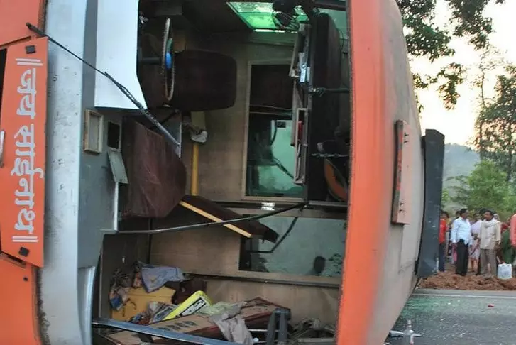 Столкновение автобуса с грузовиком унесло жизни более 20 человек в Индии