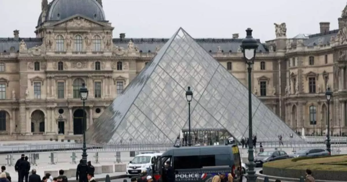  Сонша әккі ұрылар емес. Луврды үптегендер анықталды 