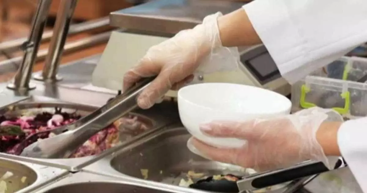  Тамақтану орындарында 200-ге жуық адам заңсыз жұмыс істеген 