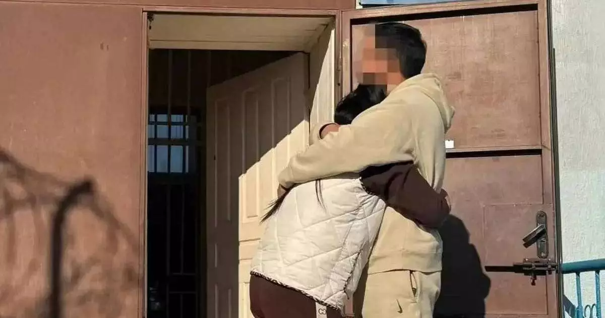  `Әйелін үш жыл күткен`: Түрменің алдында кездескен ерлі-зайыптылар жұртты елжіретті 