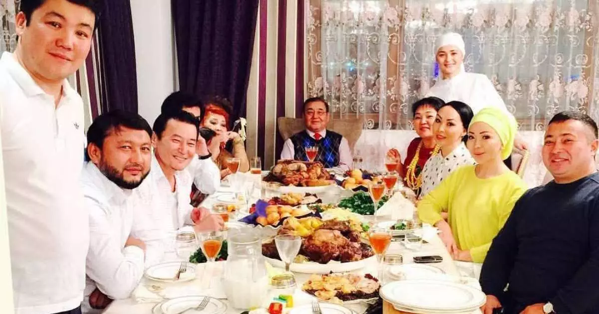  Мұхамеджан Тазабек: Мөлдірдің қолынан ыстық шәй ішуші едік… 