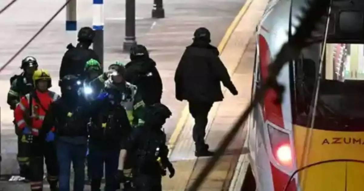  Пойызда пышақпен шабуыл жасалды: 10 адам жарақат алды 