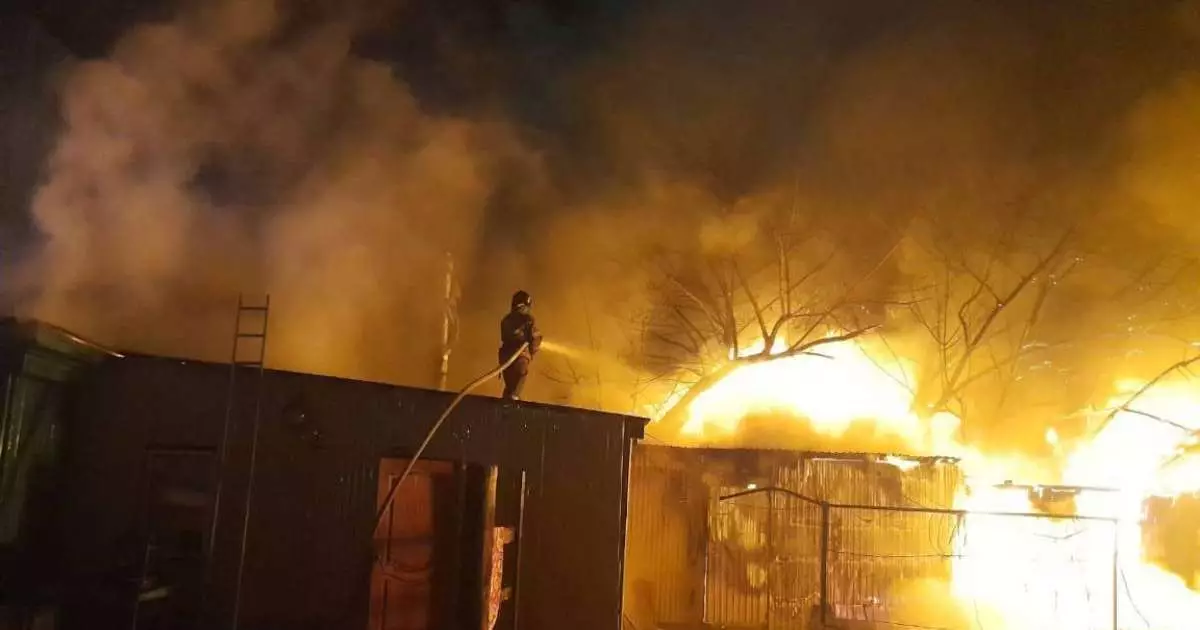  Түн ішінде Семейде өрт шығып, үш үй жанып кеткен 