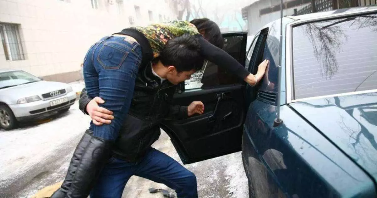  Таразда бір топ жігіт қызды көлікке салып, алып кетті 