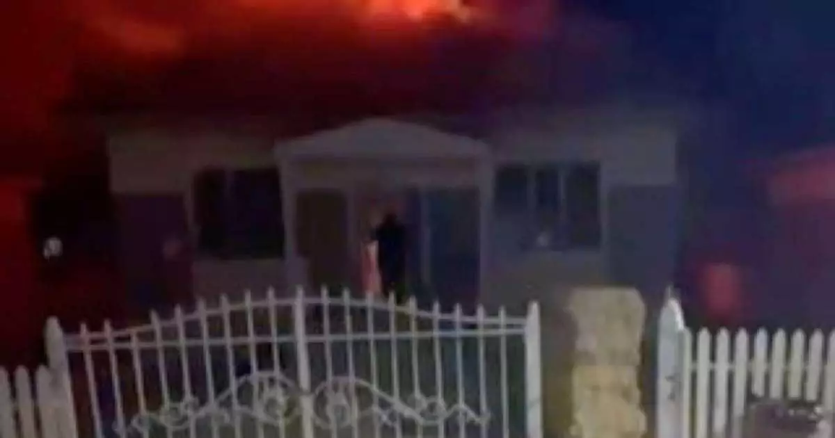  Талдықорғанда полицейлер өртеніп жатқан үйден ер адамды аман алып шықты 