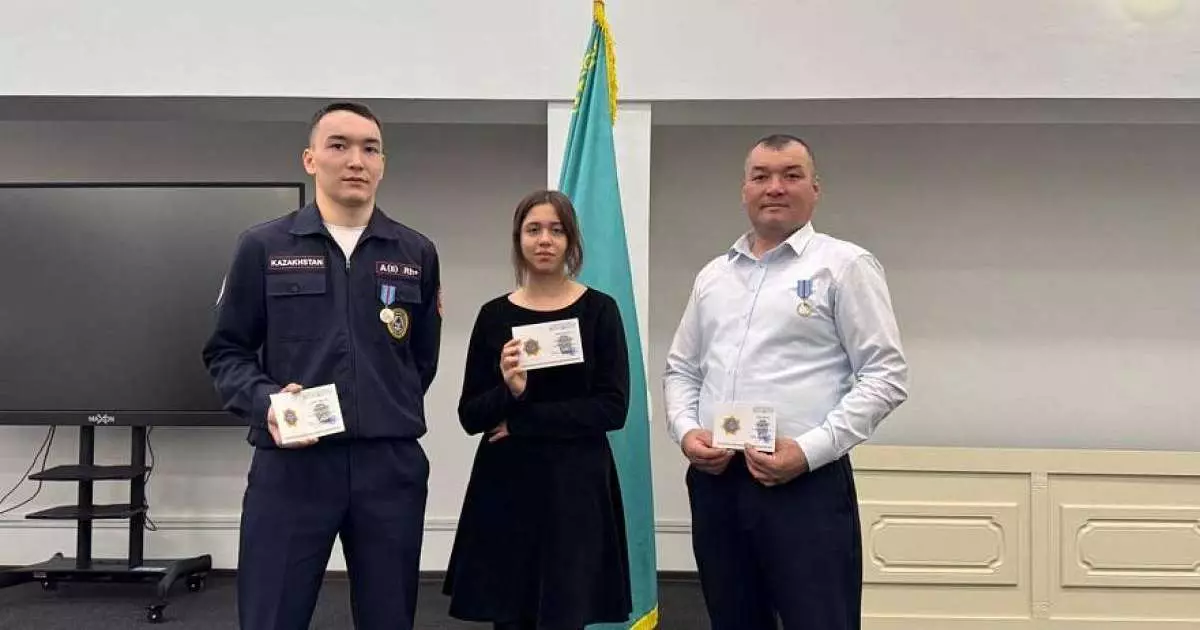  Ақмола облысында өрт кезінде ерлік көрсеткен тұрғындарға медаль табысталды 
