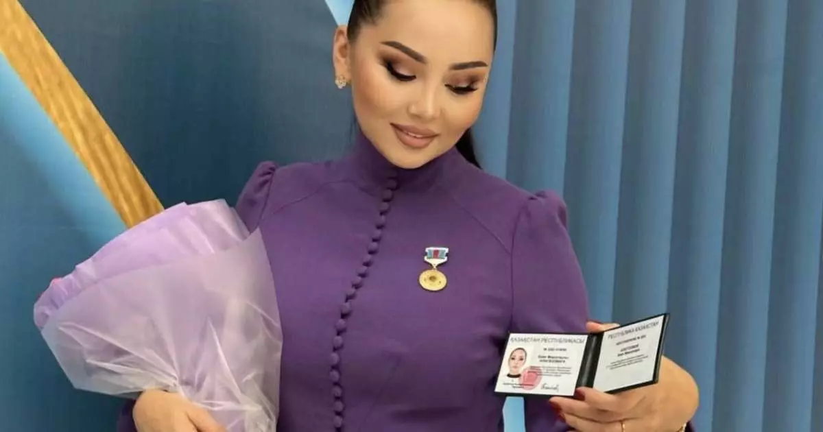  Меруерт Өтекешова - `Халық әртісі`, Баян Алагөзова - `Еңбек сіңірген қайраткер` 