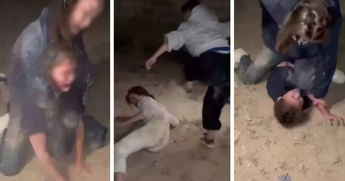  Қыздар төбелесіп, бір бірін соққыға жықты 