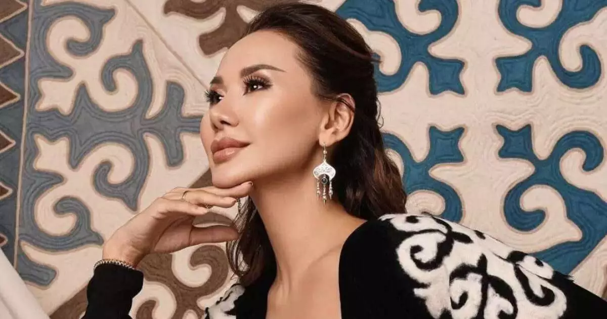  `Үйде Абылай ханның шапаны бар`. Динара Сәтжан тағы да мақтанды 