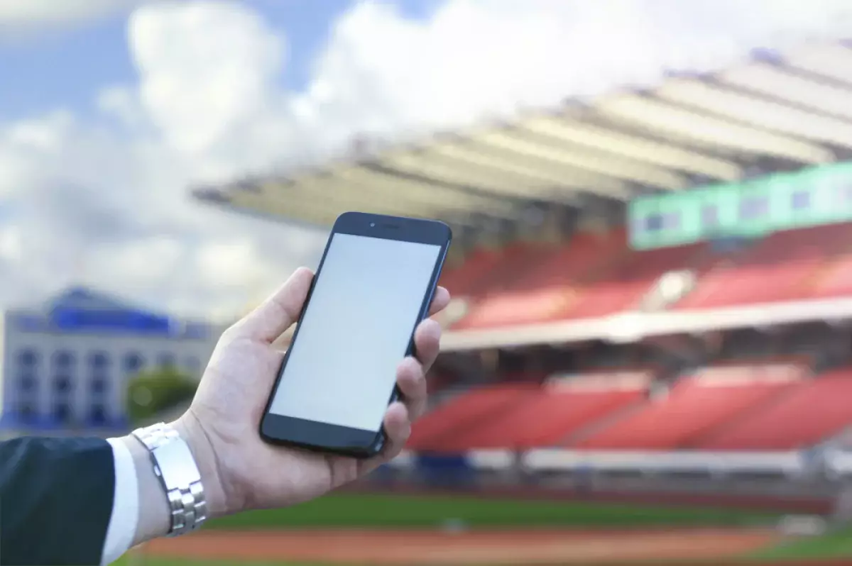 В Астане неизвестный украл у футболиста телефон во время матча