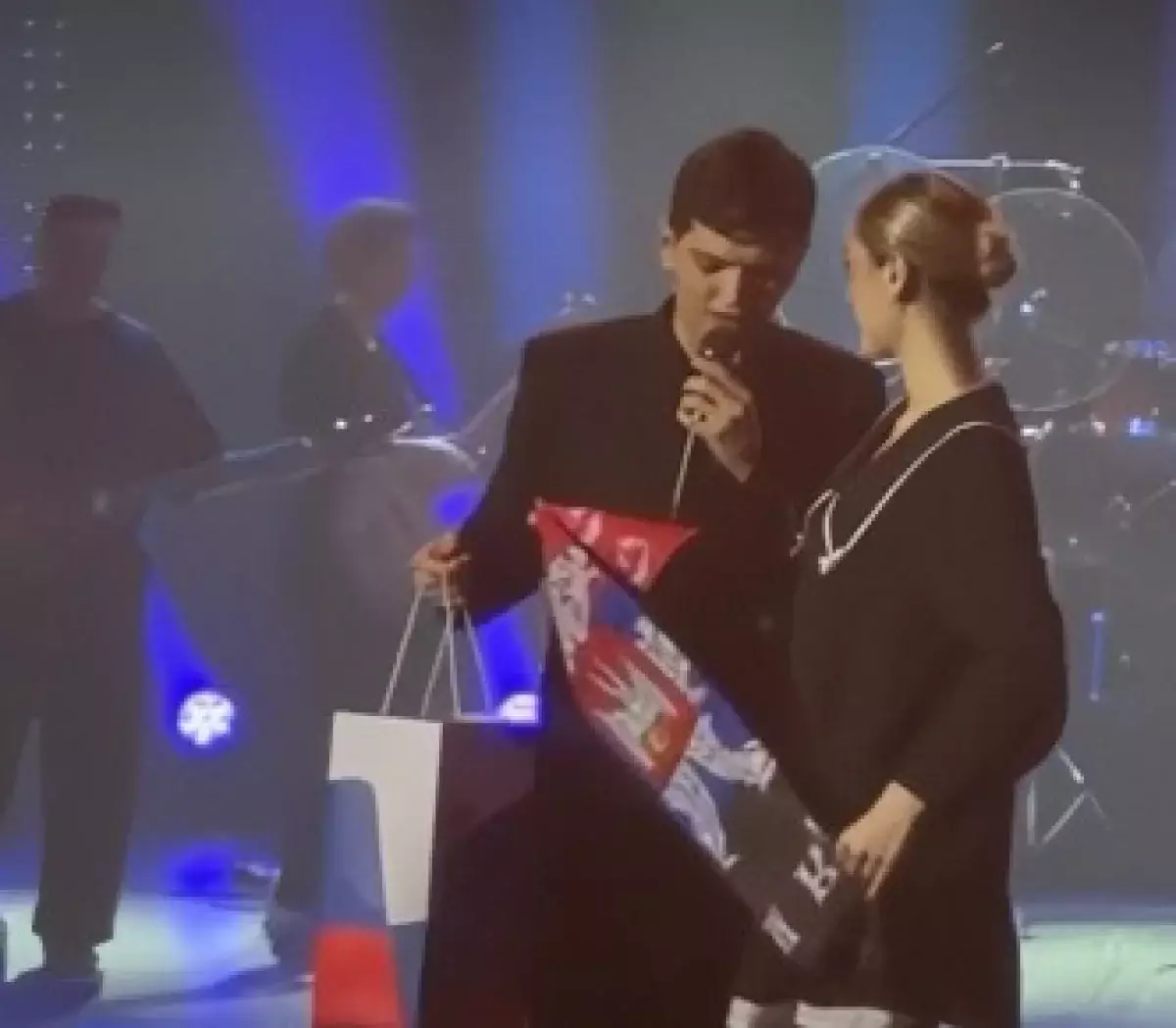 Акмаль выступил в Донецке, где принял пакет в цветах российского флага