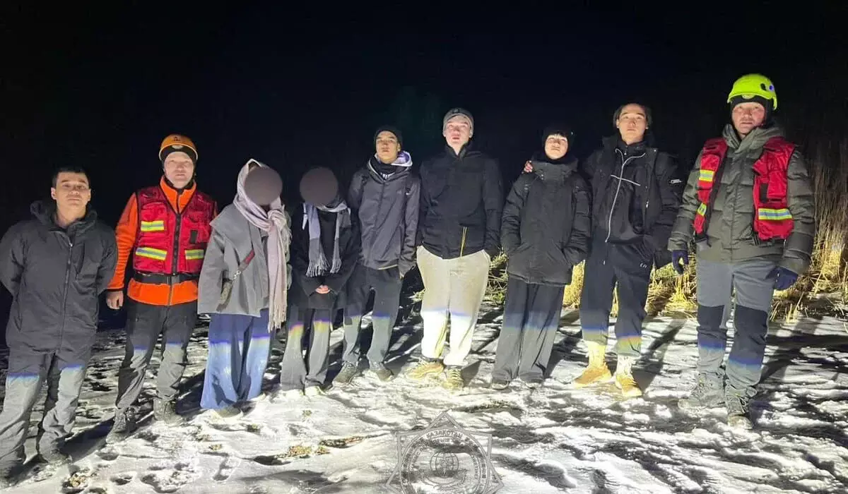 Пять часов в темноте и снегу: спасатели сняли шестерых туристов с горного пика в Алматы
