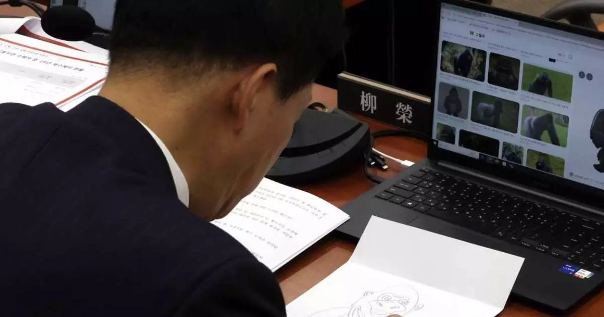  Парламент отырысында маймылдың суретін салған депутат кешірім сұрады 