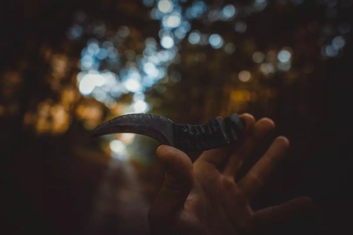 Полицейского ударили ножом в Рудном