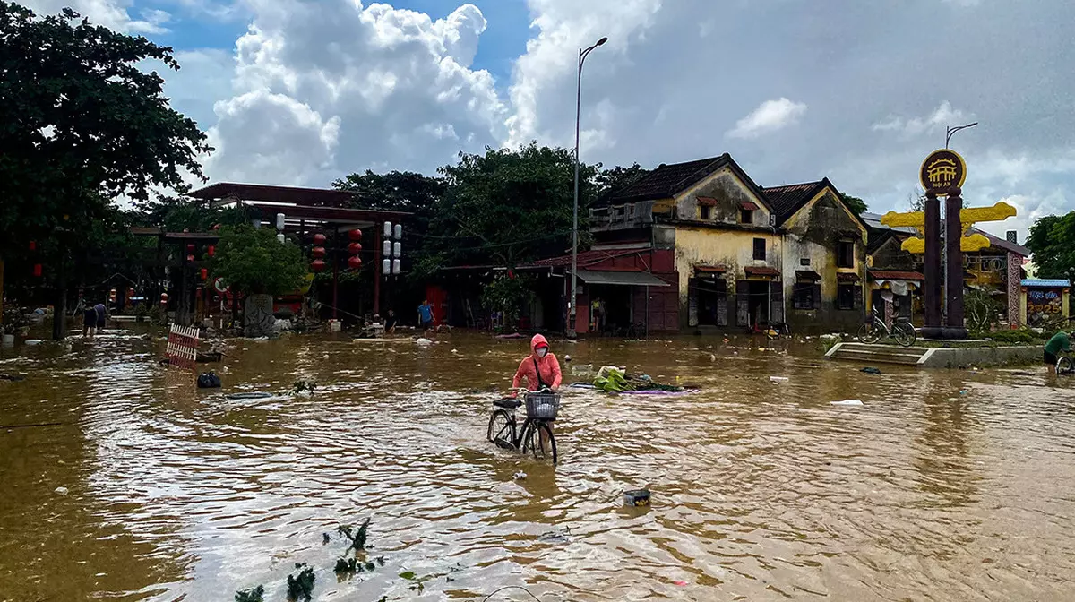 Наводнения в Центральном Вьетнаме: 42 погибших, сотни эвакуированы