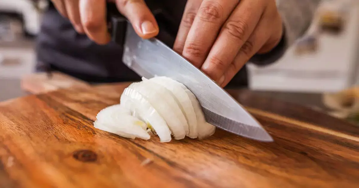 Секретная техника шеф-поваров: почему профессионалы смачивают нож луковым соком перед нарезкой - новости на Lada.kz 03.11.2025