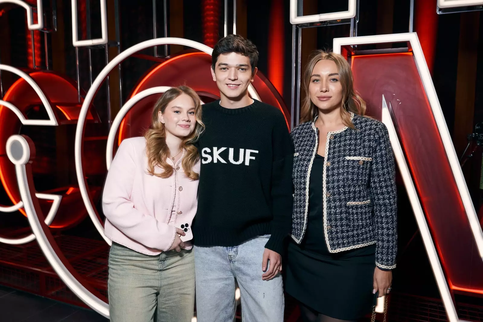 Певцу Акмалу снова попытались подарить пакет после скандала в Казахстане.