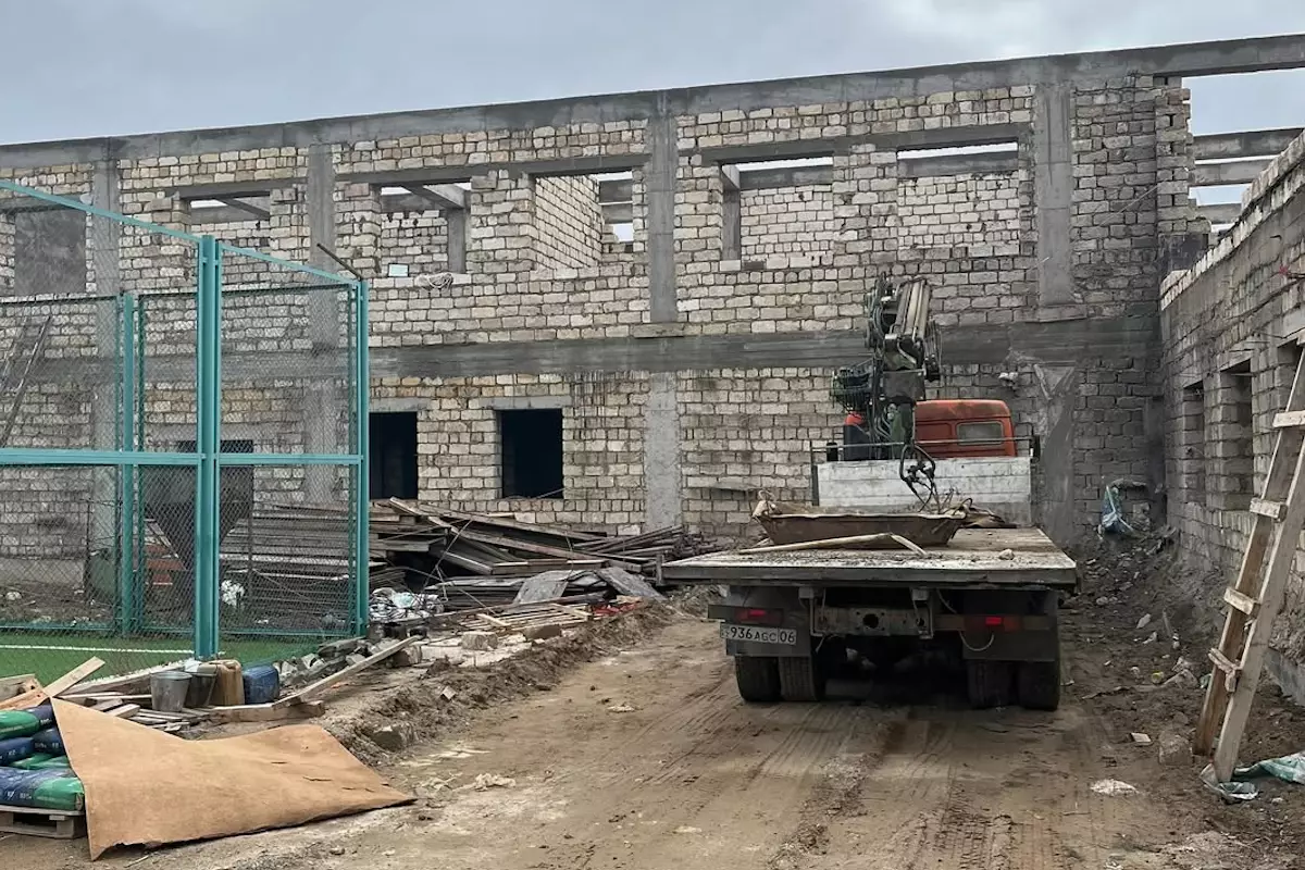 В Индерском районе строят новую пристройку к школе