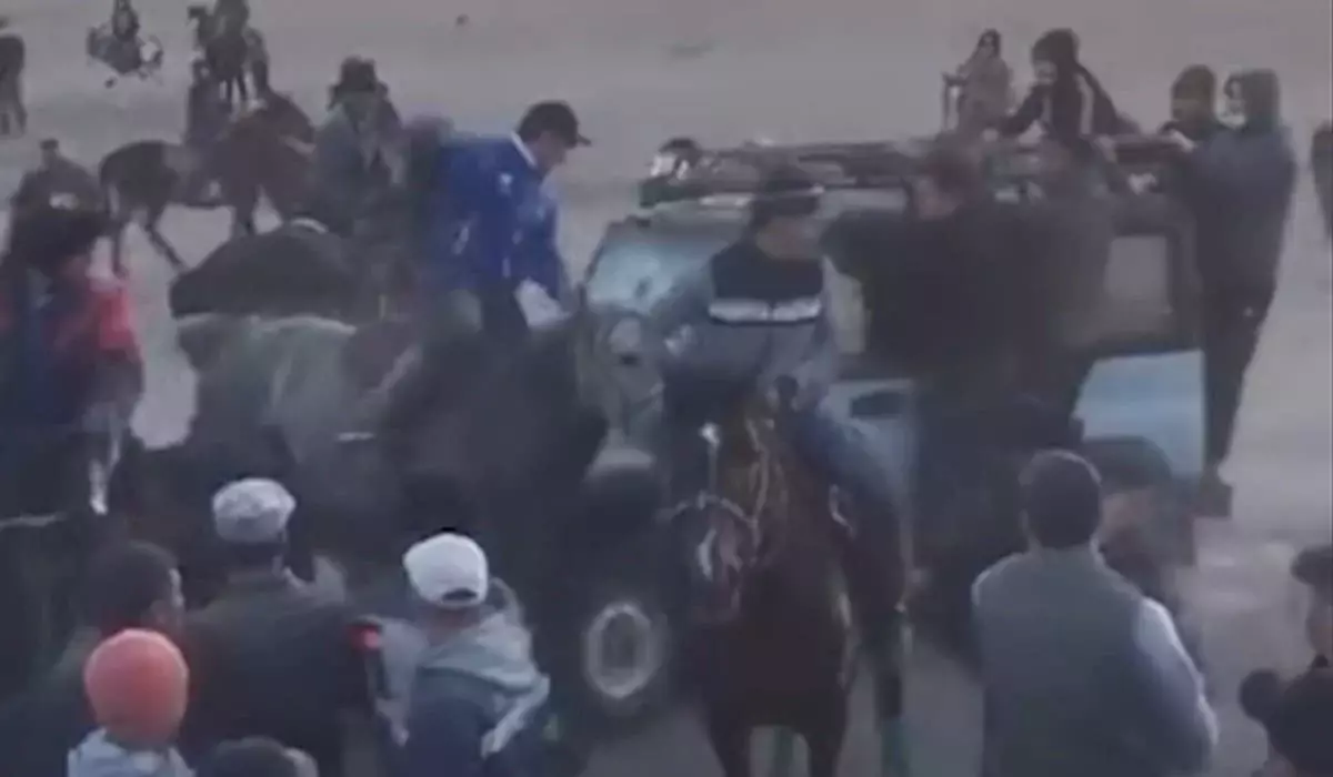 Во время кокпара в Кызылординской области автомобиль сбил лошадей (ВИДЕО)