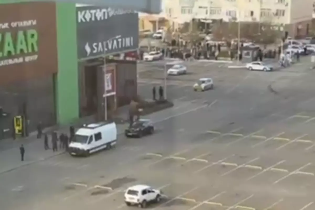 Посетителей ТРЦ “Baizaar” в Атырау эвакуировали из-за сообщения о бомбе