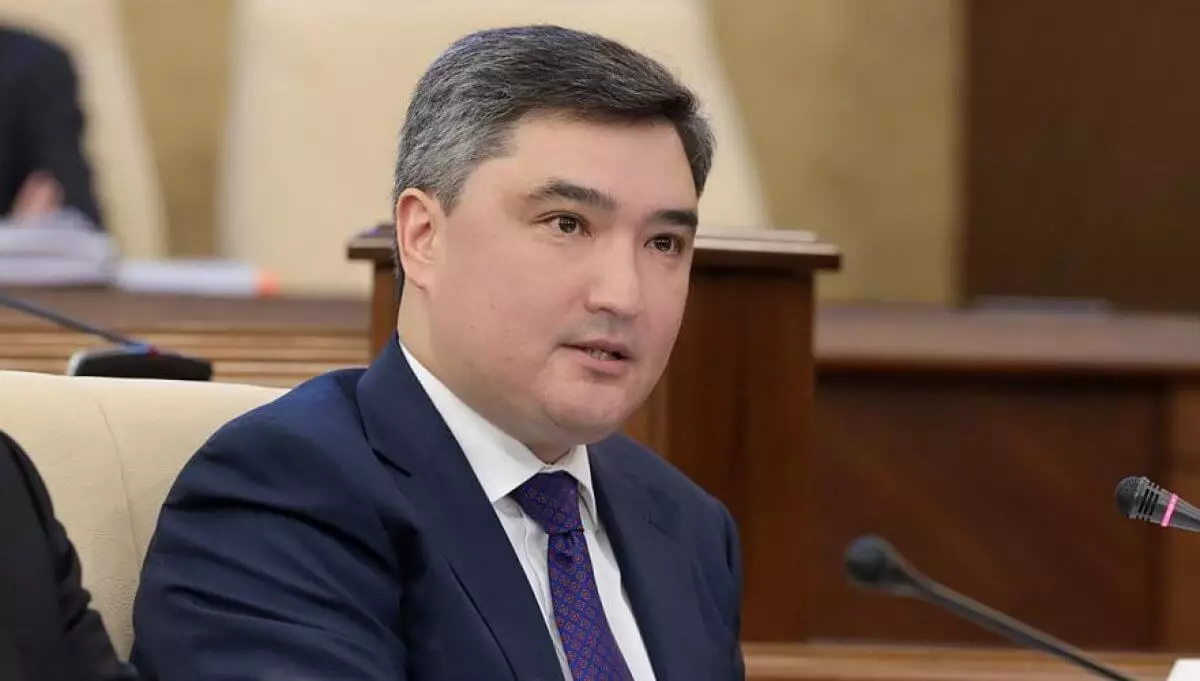 Бектенов ответил на критику депутатов о доступе государства к банковским счетам казахстанцев