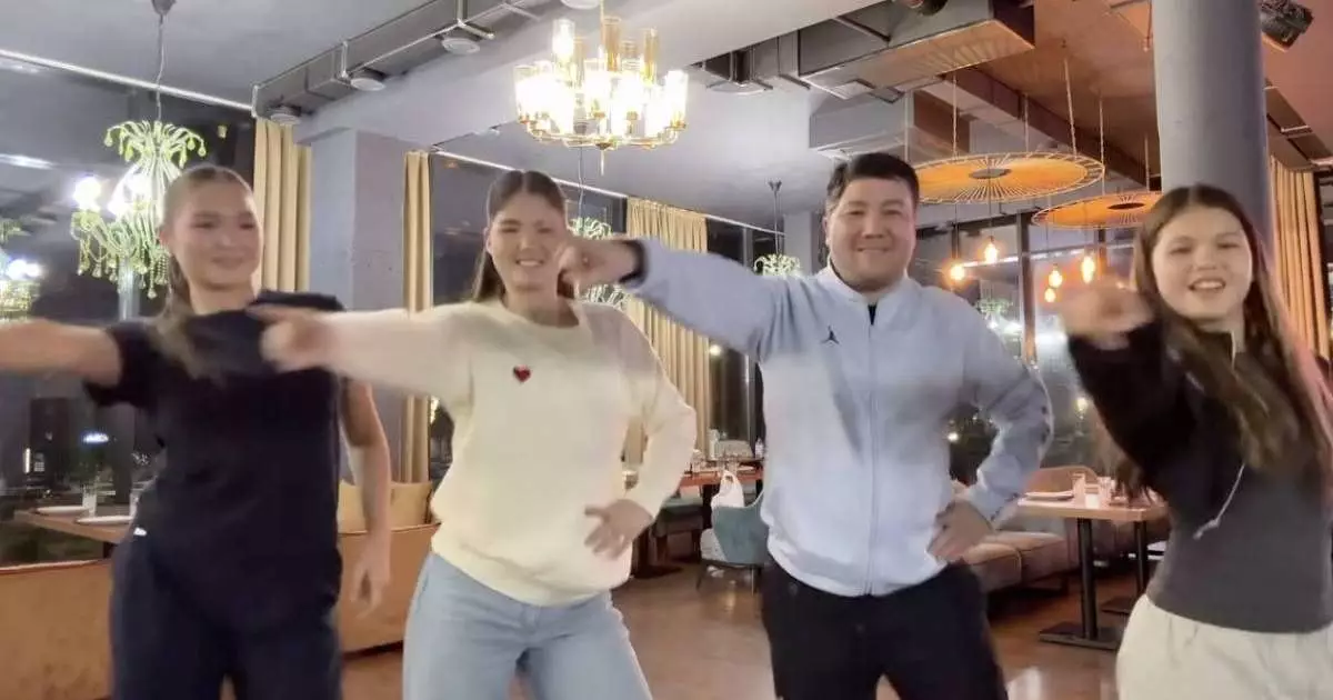  Тұрсынбектің қызы әкесінің `екінші әйеліне` қатысты хабарға тосын `жауап берді` (ФОТО) 