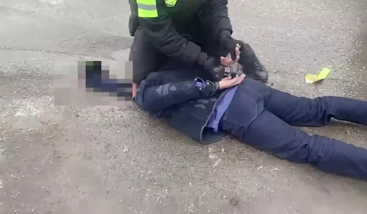 Мужчину, ранившего ножом полицейского, задержали в Костанае (ВИДЕО)