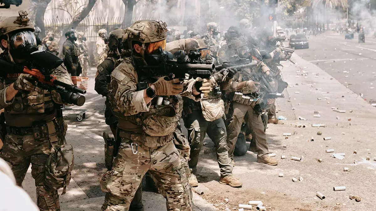 Трамп поддерживает тактику рейдов ICE и заявляет, что они «не зашли достаточно далеко».