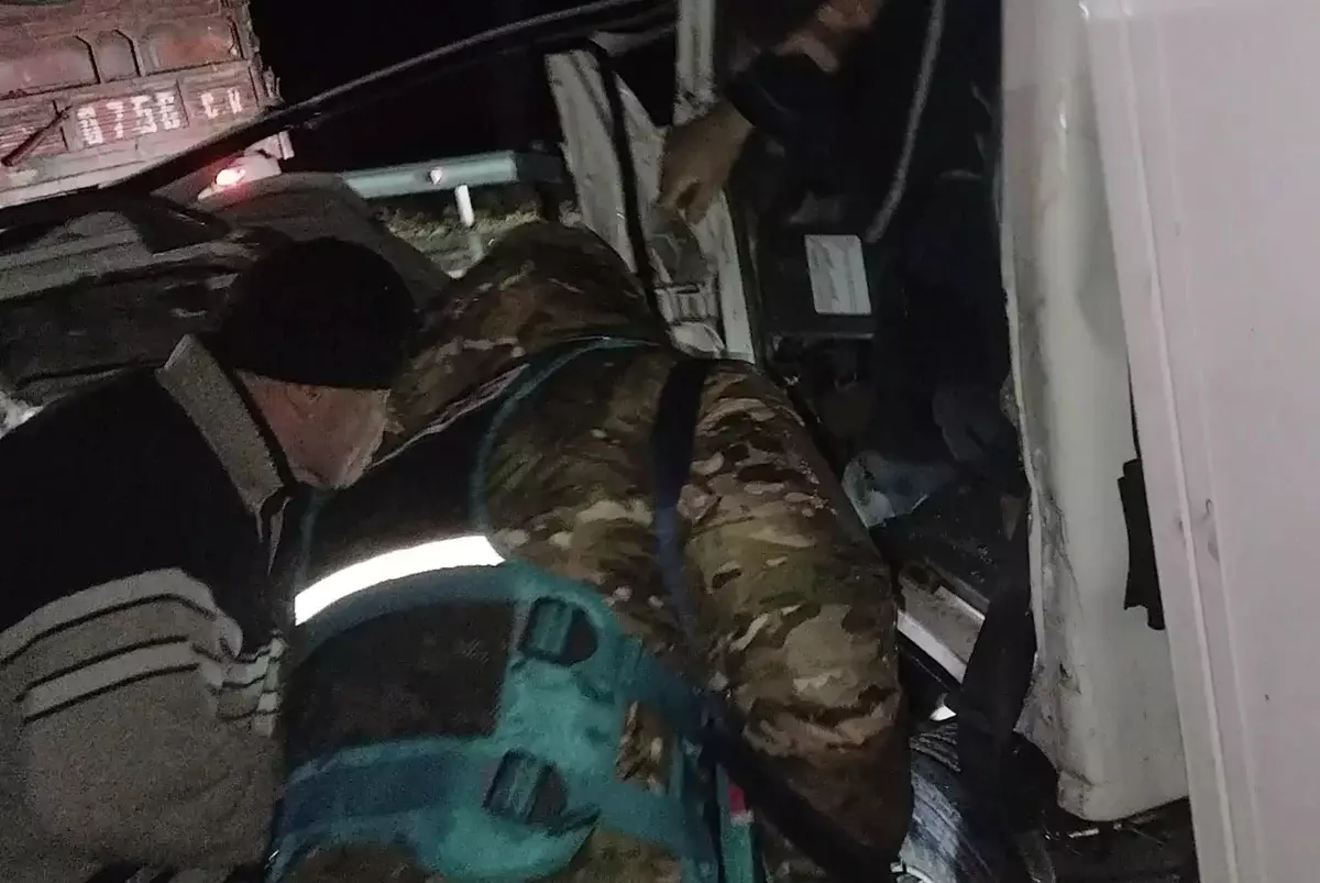 Зажало в кабине: а Акмолинской области на трассе столкнулись две грузовые машины