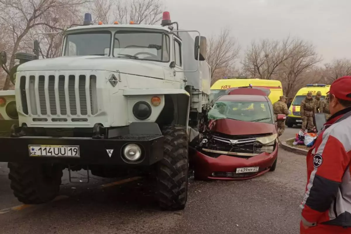 Российский автомобиль врезался в военный грузовик в Казахстане: есть пострадавший